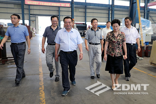 马鞍山市政协主席李群来我公司“送清冷”慰劳4